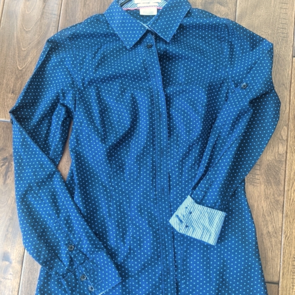 Fitted button-up shirt (womens)